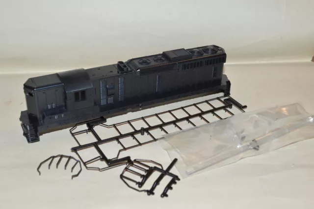 HO scale locomotive PARTS body shell Atlas Roco EMD SD24 w/ handrails