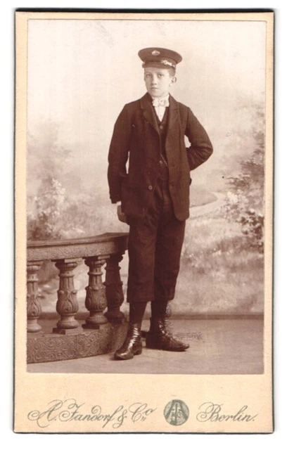 Fotografie A. Jandorf & Co., Berlin, Spittelmarkt 16-17, Portrait Knabe mit Müt