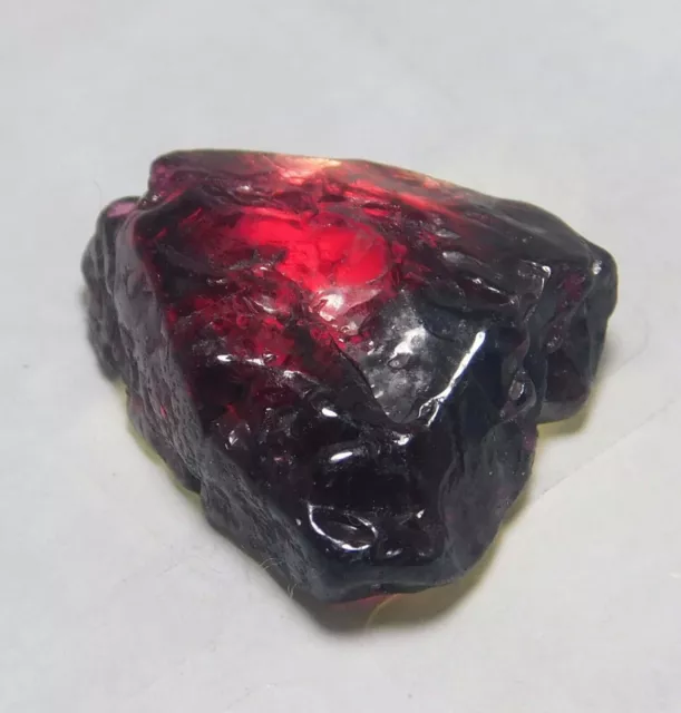 30.75 Ct Cristal Naturel Brut Rouge Grenat Rare Pierre Spécimens Gemmes