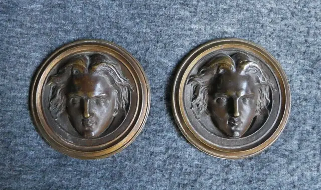 Paire d'appliques, médaillons en bronze, Têtes à l'Antique, XIXème