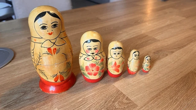 Matriochka en costume traditionnel russe/ Poupées Russes classiques - Matriochka