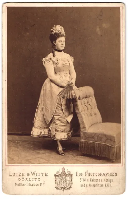 Fotografie Lutze & Witte, Görlitz, Portrait junge Dame im feinen Kleid mit Fäch