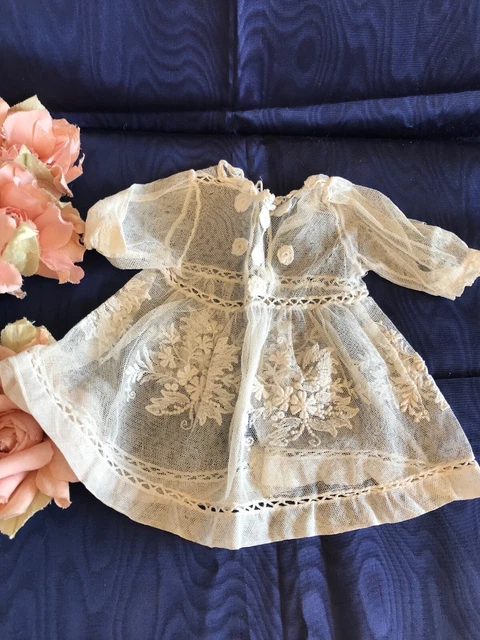 Robe ancienne en dentelle . Antique dress lace