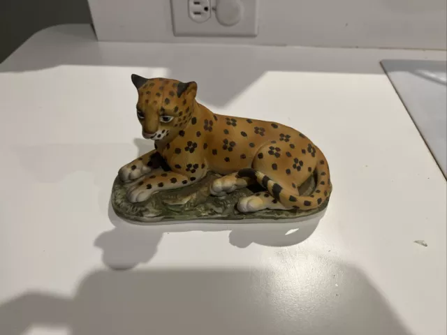 Lefton Hand Painted Porcelain Cheetah KW6703 Figurine. Original Sticker. 3-1/2"
