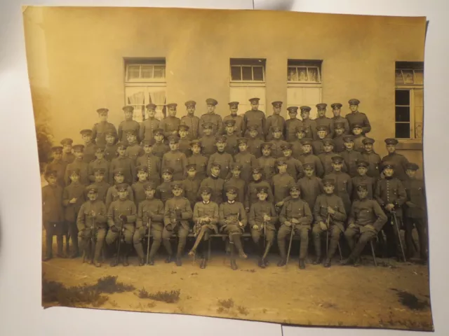 Gruppe Soldaten in Uniform - teilweise mit Orden Abzeichen / großes Foto