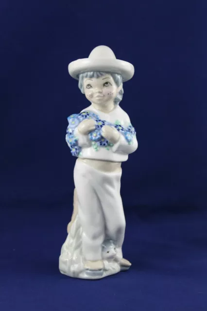 Figura de Porcelana CASADES España  Niño con Flores.  23cm de altura.