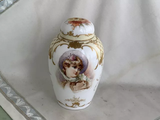 Schöne Nymphenburg Deckel-Vase mit Mädchen-Bild und Weichmalerei