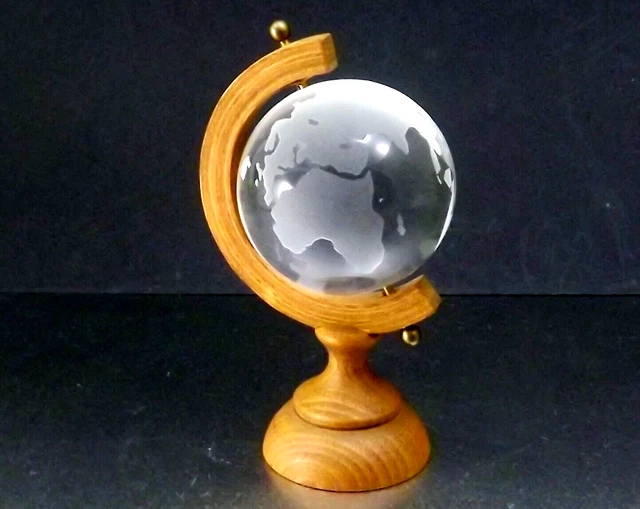 Globe Terrestre Vintage En Cristal Grave Support En Bois Tourne Et Lamelle Colle