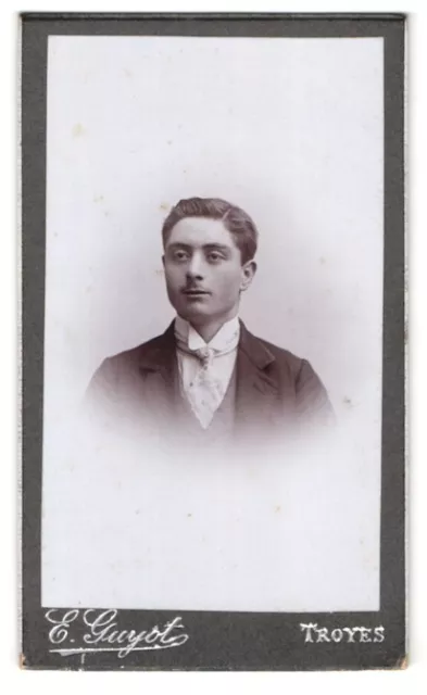 Photo E. Guyot, Troyes, 2, Rue de la Paix, Portrait de junger Herr im Anzug ave