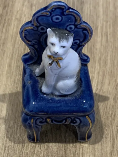 Katze sitzen auf einem Stuhl Vintage Keramikstil. Katzenfiguren. Cat. gato 3