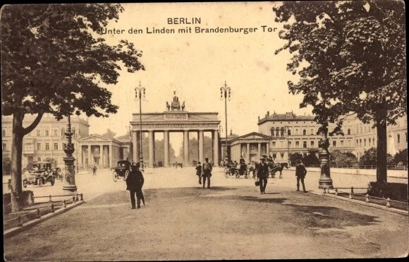 Ak Berlin Mitte, Straßenpartie mit Blick auf das Brandenburger... - 3304696