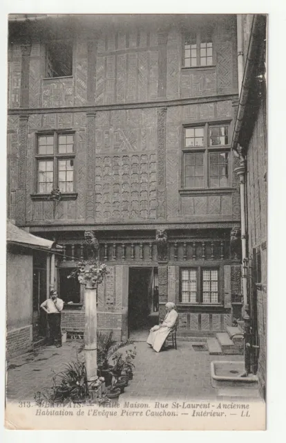 BEAUVAIS - Oise - CPA 60 - Old House rue St Laurent - interior courtyard view