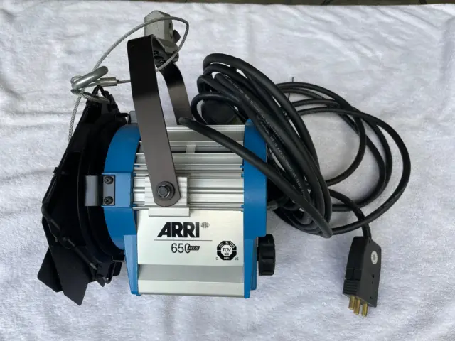 ARRI 650W Plus Tungsten Fresnel Light WITH LAMP & BARNDOOR EC