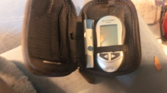 Medidor y estuche Accu-Chek Aviva Plus