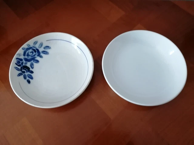 2 assiettes terre de fer blanche digoin et une blanche décor fleur bleue modèle