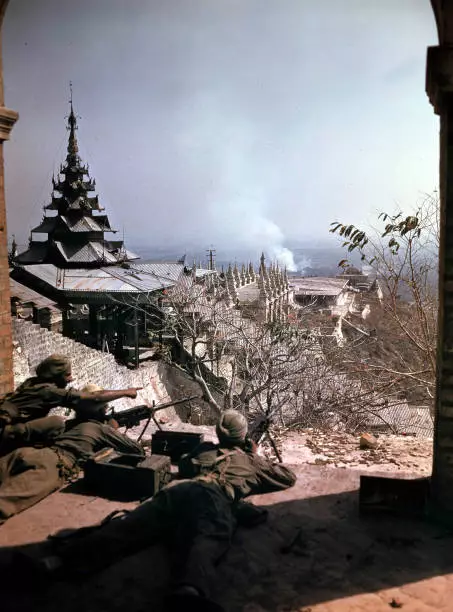 The road to Mandalay, Burma, Indian machine gun soldiers on Ma - 1945 Old Photo