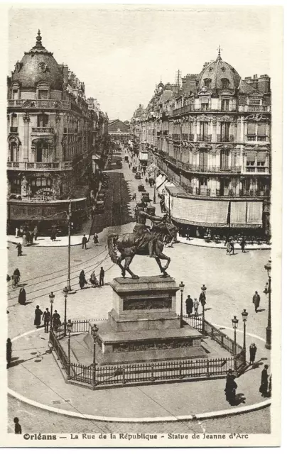 CPA " ORLEANS - La Rue de la République - Statue de Jeanne d'Arc
