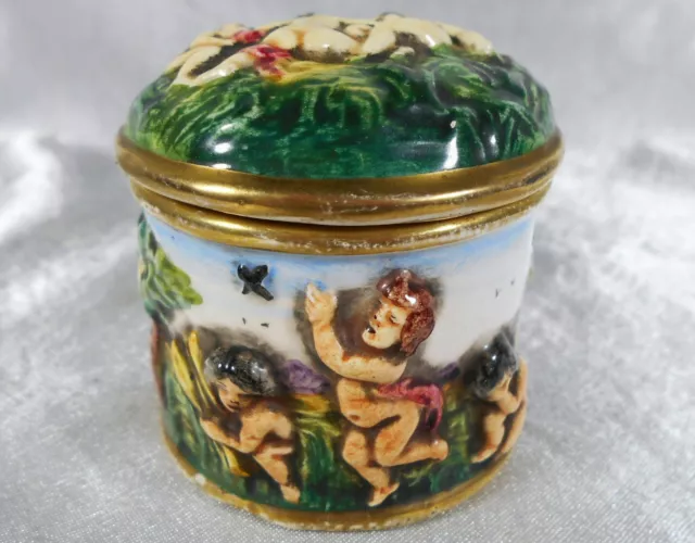 Boite A Bijoux / Pilule / Bague Décor Putti Relief En Faïence Italienne Signée
