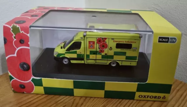 Oxford Diecast 76MA007 Mercedes Ambulance London Ambulance Service Remembrance