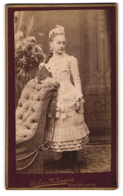 Fotografie M. Eggart, Kaufbeuren, junges Mädchen im weißen Kleid mit langem gef