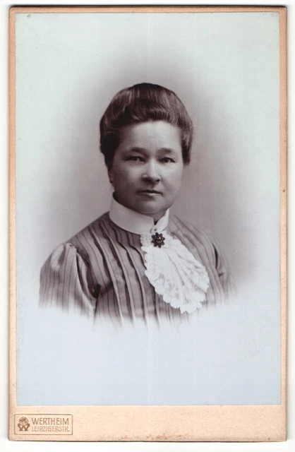 Fotografie Wertheim, Berlin, Portrait bürgerliche Dame in zeitgenössischer Klei