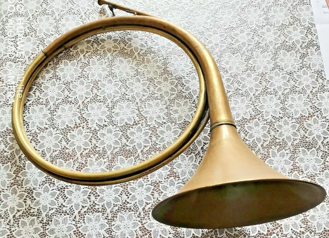 Cor de clairon de chasse en laiton avec lanière en cuir tressé. - Canada