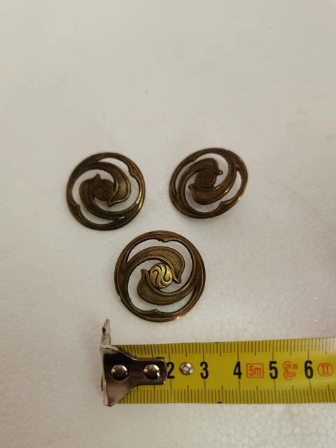 3 anciens boutons
