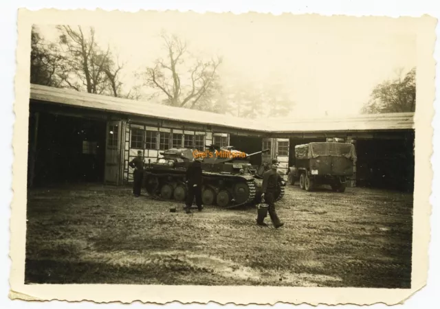 Orig. Foto Polenfeldzug. 2x Panzer II, LKW, Baracke. Panzeruniforme. Polen 1939.