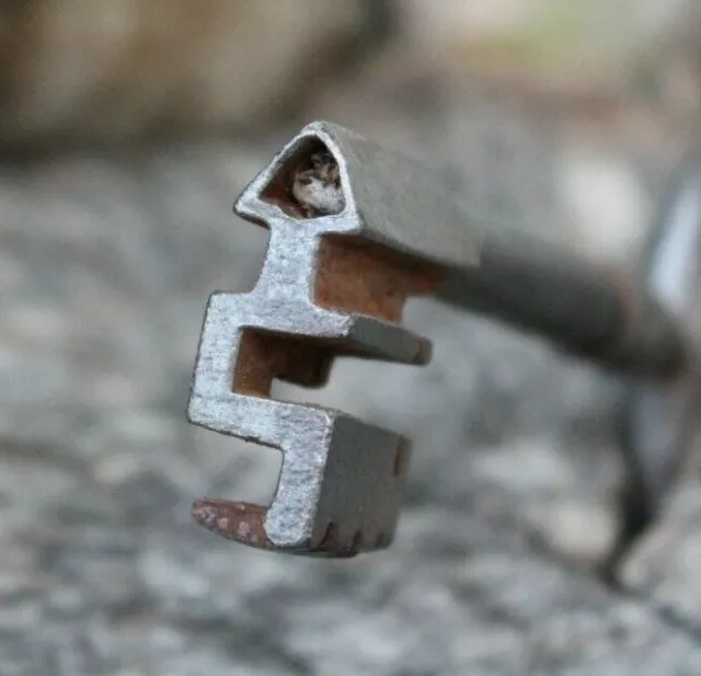 ancienne clef clé en forme de triangle ( serrure ) key schlussel chiave
