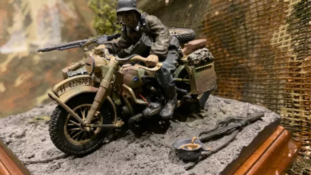 Diorama soldats Waffen XX en Side-car BMW R75 WWII 1/30 The Collectors Showcase