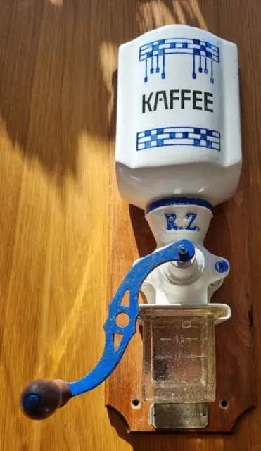 Wand Kaffeemühle alt, R.Z. blaues seltenes Muster,  D.R.G.M.,  gebraucht