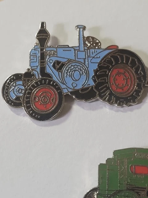 Pin's émaillé Tracteur - Engin Agricole - Vintage - Occasion