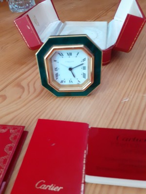 7504 PENDULETTE /  REVEIL MUST DE CARTIER MÉTAL DORÉ ET LAQUÉ ROUGE 