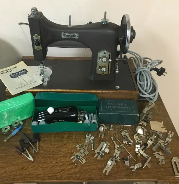 Máquina de coser rotativa doméstica serie 153; E6354 más tres cajas de accesorios
