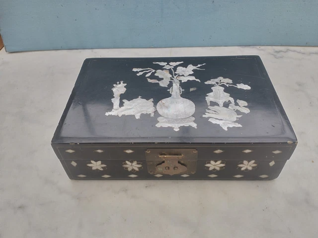 Boîte à bijoux chinoise ancienne en laque noire