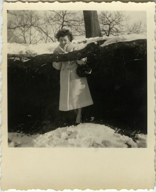 Photo Ancienne - Vintage Snapshot - Femme Mode Neige Jardin Drôle -Woman Fashion
