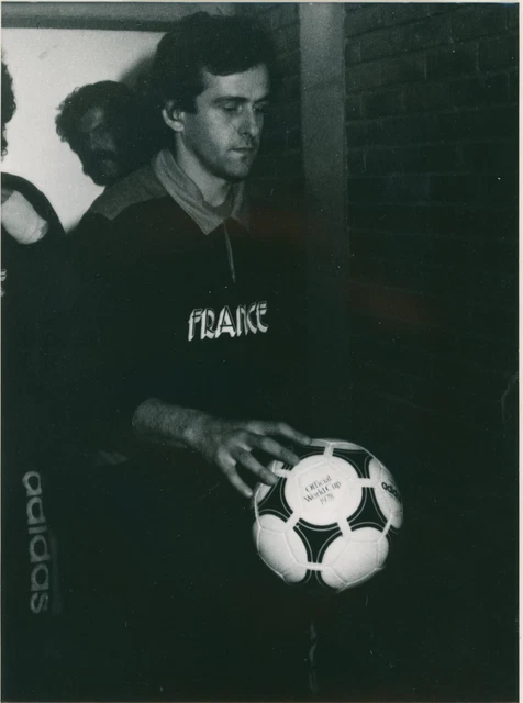 Photo D'époque 1984 – Michel Platini (Juventus) Et Dominique Rocheteau (PSG) – Tirage Kodak Original