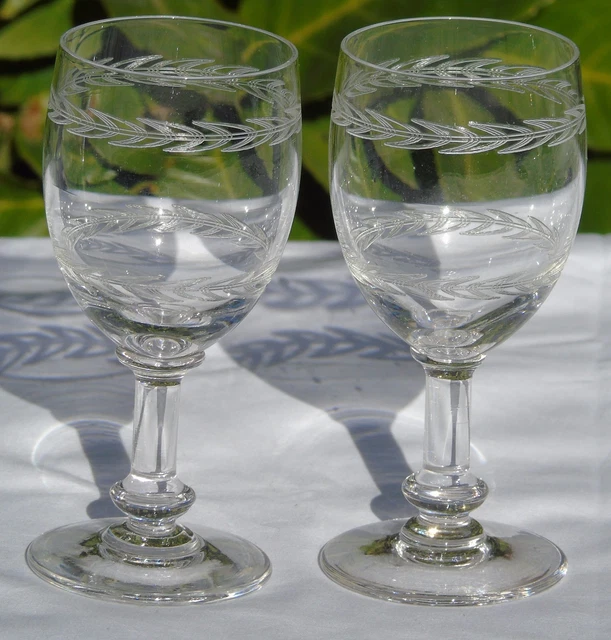 Saint Louis? Baccarat? Lot de 2 verres à vin en cristal gravé. Début Xxe s.