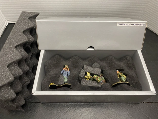 PHOTO ALLEMANDE GUERRE WW2 -- 2 soldats allemands servants canon d