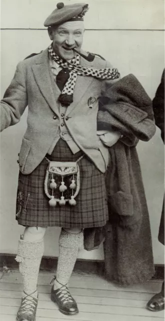 1928 Press Photo Scottish Comedian Sir Harry Lauder Smoking a Tobacco Pipe