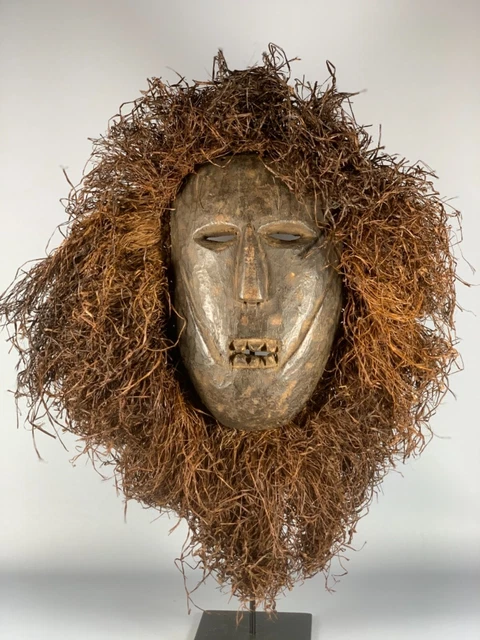 200120 - Old African Fang mask with Raffia - Gabon.