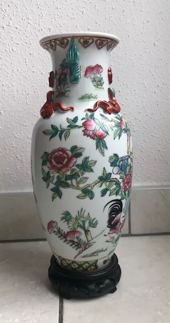 Vase asiatique moderne sur socle en bois