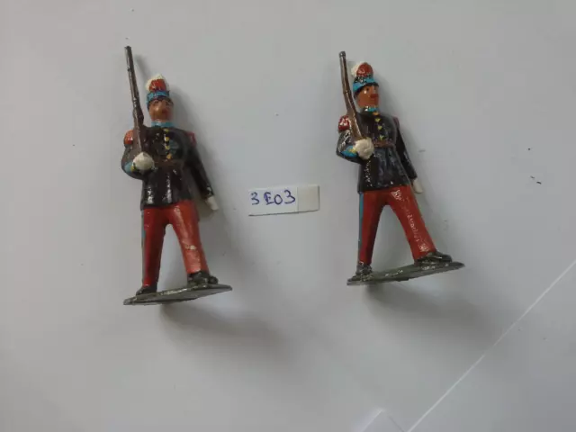 2 élèves officiers de Saint-Cyr défilant fusil à l'épaule soldats alu anciens
