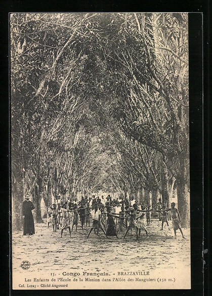 CPA Brazzaville, Les Enfants de l´Ecole de la Mission dans l´Allée des Manguier