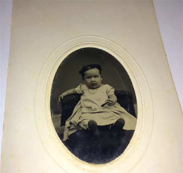 Antiguo Adorable Niño Victoriano, ¡Cara Encantadora! ¡Collar! ¡Foto de Tintype sentada!