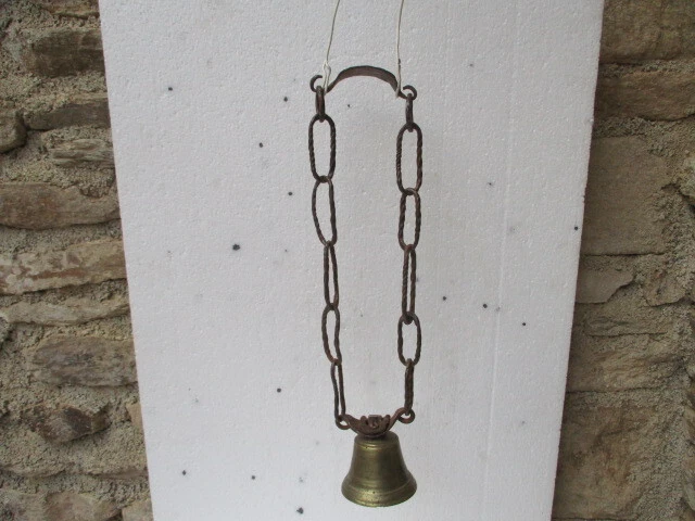 ancienne cloche  en bronze pour animaux avec son collier de chaîne