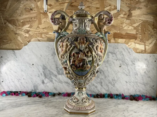 R. Capodimonte, Grand Vase à anses en Porcelaine, Décor Haut Relief, estampillé.