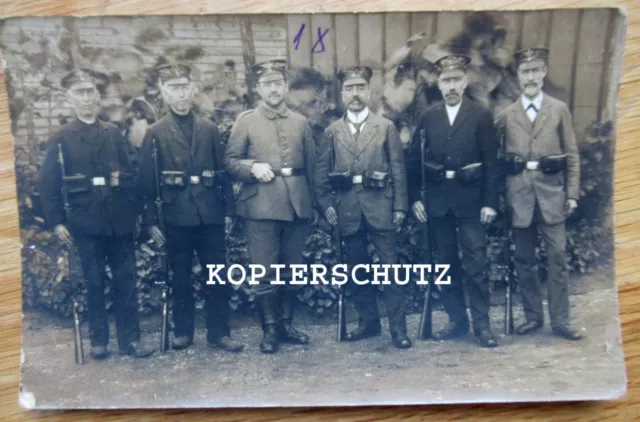 Foto Landsturm - Landwehr Soldaten / zivile Kleidung mit Schirmmütze Minden 1.WK