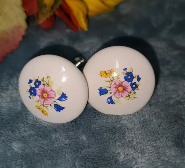 Set of 2 Vinatge Drawer Knob Pulls White Ceramic Flowers Bedroom Dresser Floral