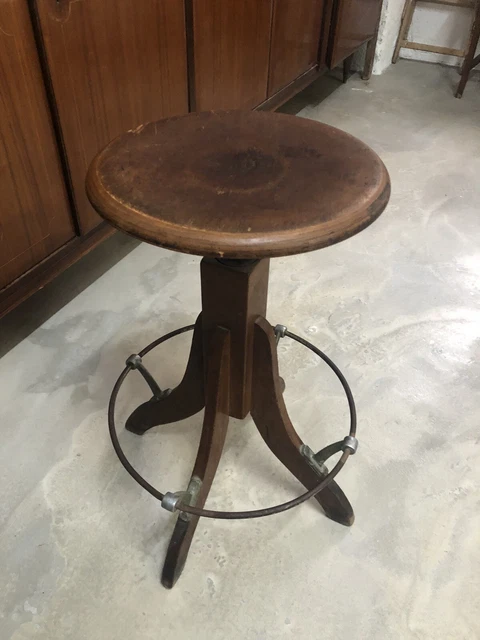 Pratico sgabello da bar in pelle di gusto rétro